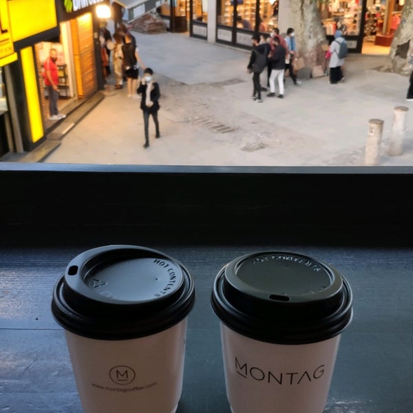 Foto diambil di Montag Coffee Roasters oleh Ertan pada 5/17/2021