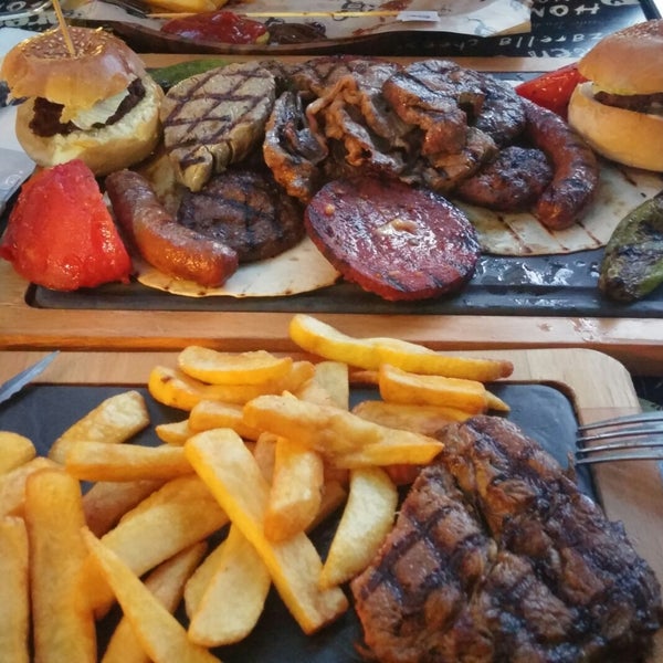 6/12/2018 tarihinde Ertanziyaretçi tarafından Daily Dana Burger &amp; Steak'de çekilen fotoğraf