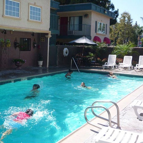 Foto diambil di Quality Inn &amp; Suites Anaheim Resort oleh Quality Inn pada 2/6/2014