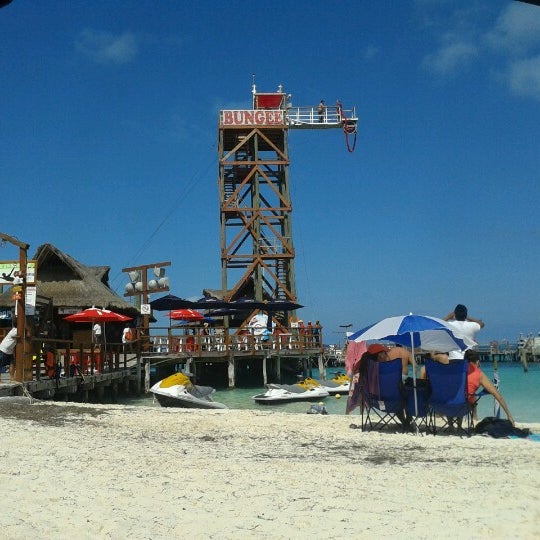 Foto tomada en Paradise Restaurant &amp; Beach Bar  por Antonio O. el 2/9/2013
