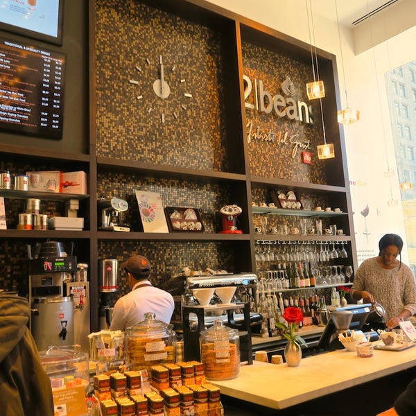 This place is the perfect, elegant Park Avenue coffee shop. Their chocolate selection is amazing! The latte I was served was exquisite - one of my favorite coffee shops in the world!