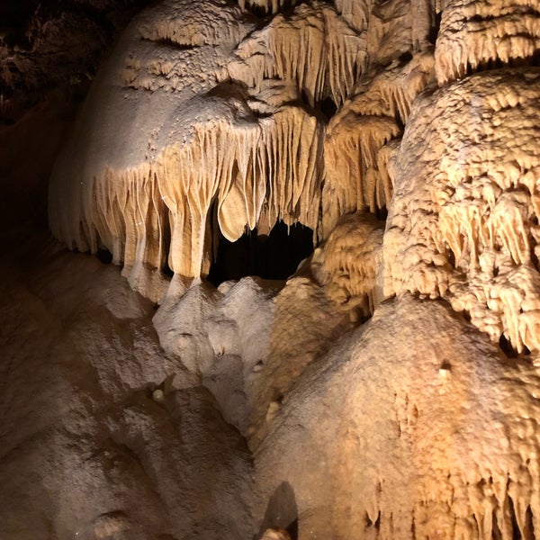 Foto tirada no(a) Natural Bridge Caverns por Charmaine D. em 4/9/2018