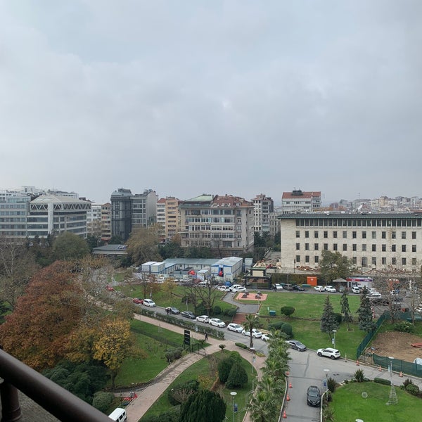 Foto diambil di Hilton Istanbul Bosphorus oleh أصيـل pada 12/12/2023