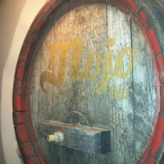 รูปภาพถ่ายที่ Mojo bar wine, rakia &amp; co. โดย Davor B. เมื่อ 12/19/2012