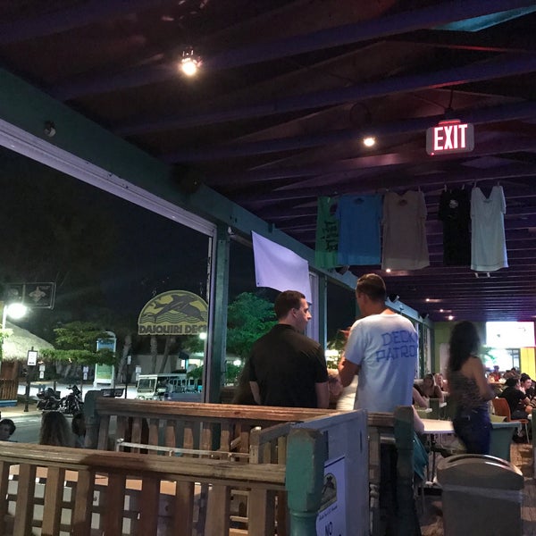 Foto diambil di Daiquiri Deck Siesta Key Village oleh Minnie pada 7/9/2017