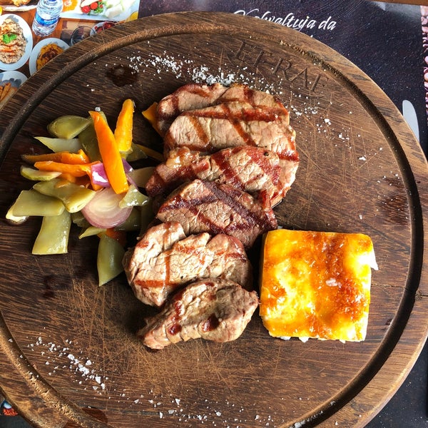 Das Foto wurde bei Et-Raf Restaurant von Alperen Ş. am 11/30/2019 aufgenommen