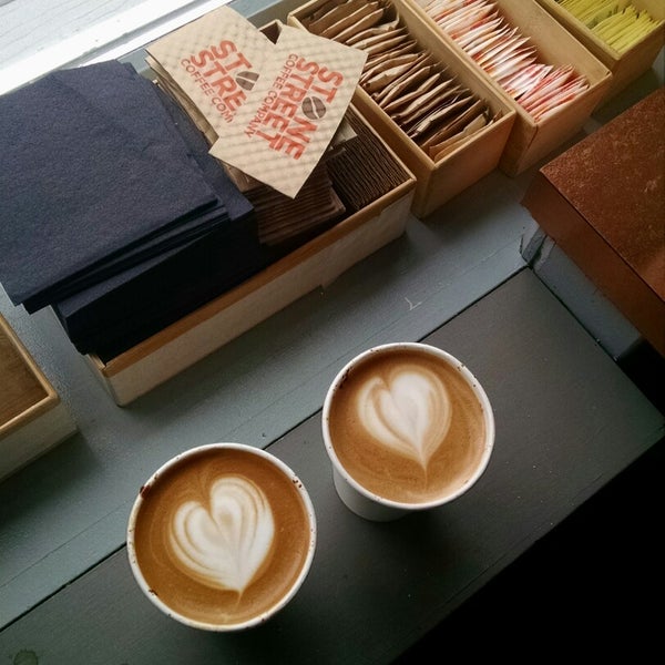 Foto diambil di Stone Street Coffee Company oleh Amanda S. pada 12/12/2014