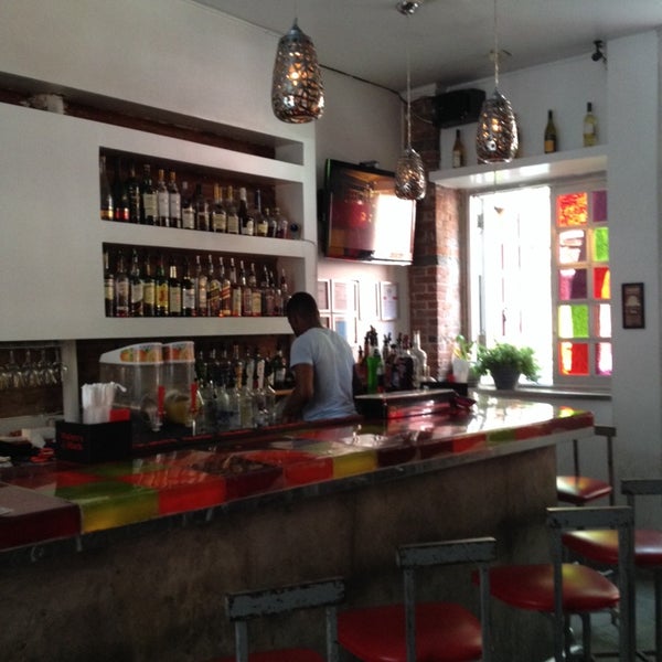 Foto tirada no(a) &#39;Disiac Lounge por Marivic G. em 5/26/2014