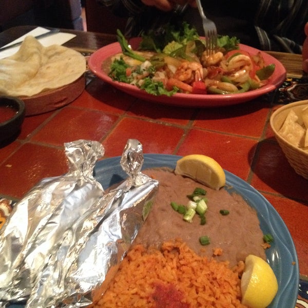 Foto diambil di Joselito&#39;s Mexican Food oleh Marivic G. pada 1/3/2015