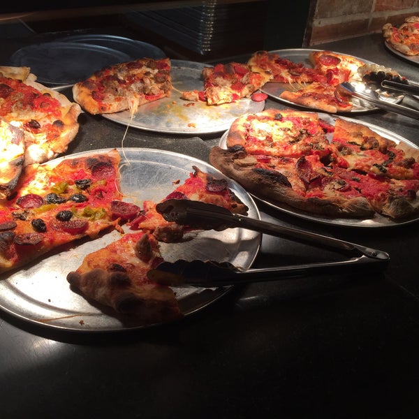 Tomatoes Apizza Pizzería en Farmington