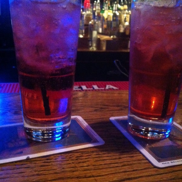 Foto tomada en Bottoms Up Bar &amp; Grill  por Jassy el 5/9/2014