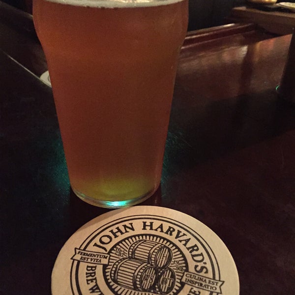 Снимок сделан в John Harvard&#39;s Brewery &amp; Ale House пользователем Sarah J. 7/2/2015