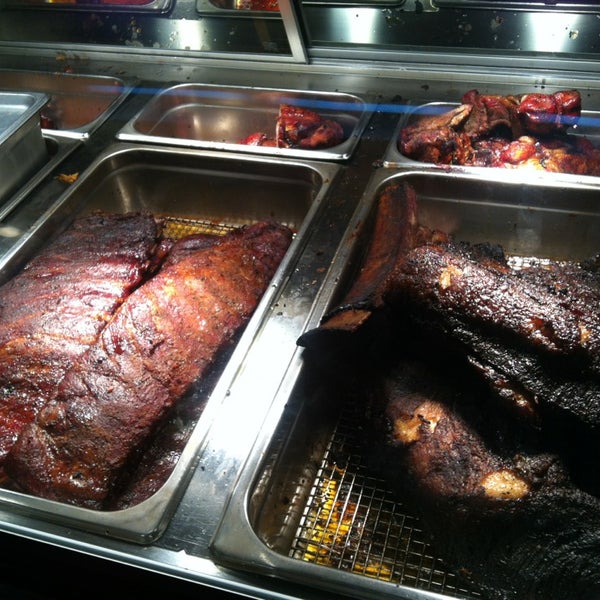 รูปภาพถ่ายที่ Fletcher&#39;s Brooklyn Barbecue โดย Beau L. เมื่อ 6/22/2013