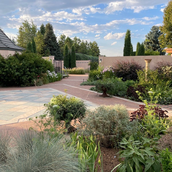 รูปภาพถ่ายที่ Denver Botanic Gardens โดย Beau L. เมื่อ 8/23/2023