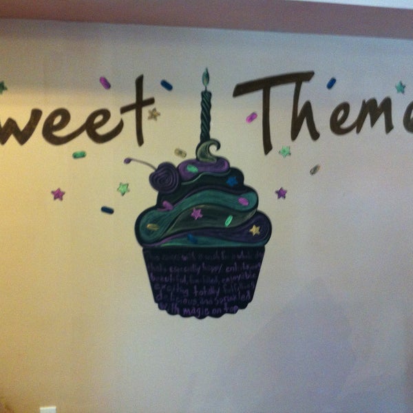 รูปภาพถ่ายที่ Sweet Themez Cake &amp; Cupcake โดย Scott เมื่อ 4/21/2013