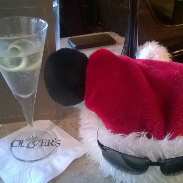 Foto tirada no(a) Oliver&#39;s Lounge por Rocky Y. em 12/25/2014