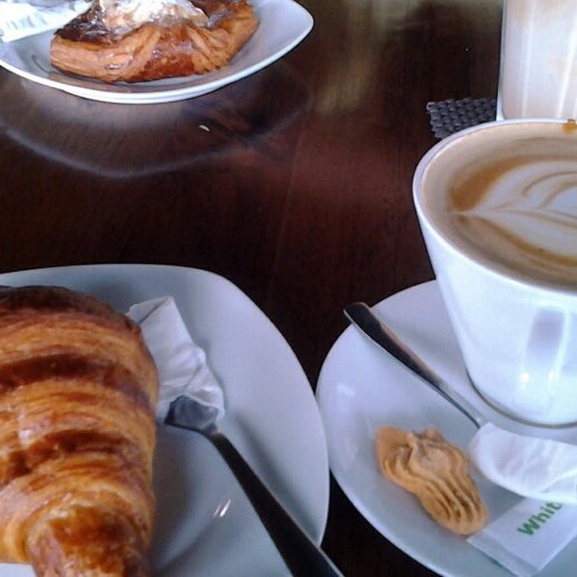 Photo taken at Imah Kopi, Croissanterie et Coffeenery by Bernadeta R. on 11/10/2013