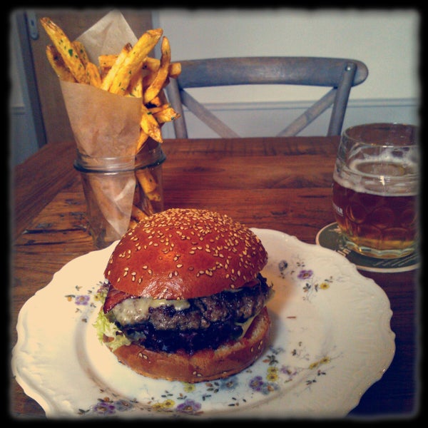 2/4/2013 tarihinde Marcel B.ziyaretçi tarafından Dish fine burger bistro'de çekilen fotoğraf