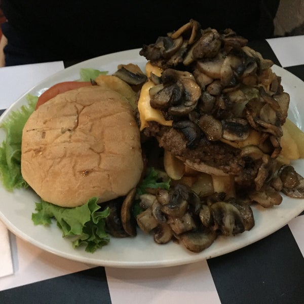 Снимок сделан в Paul&#39;s &quot;Da Burger Joint&quot; пользователем Eliza 9/16/2018