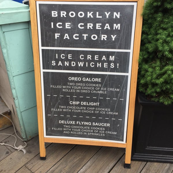 Снимок сделан в Brooklyn Ice Cream Factory пользователем Eliza 5/26/2018