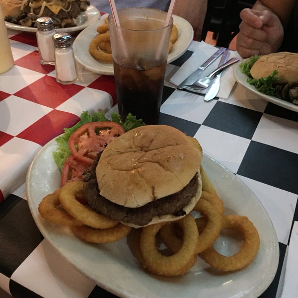 Снимок сделан в Paul&#39;s &quot;Da Burger Joint&quot; пользователем Eliza 9/16/2018
