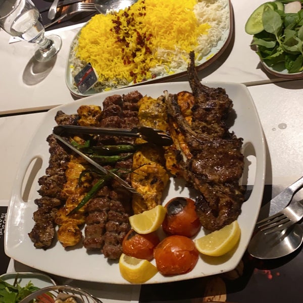 Das Foto wurde bei Iran Zamin Restaurant von ABDULRAHMAN ً🍉 am 12/14/2022 aufgenommen