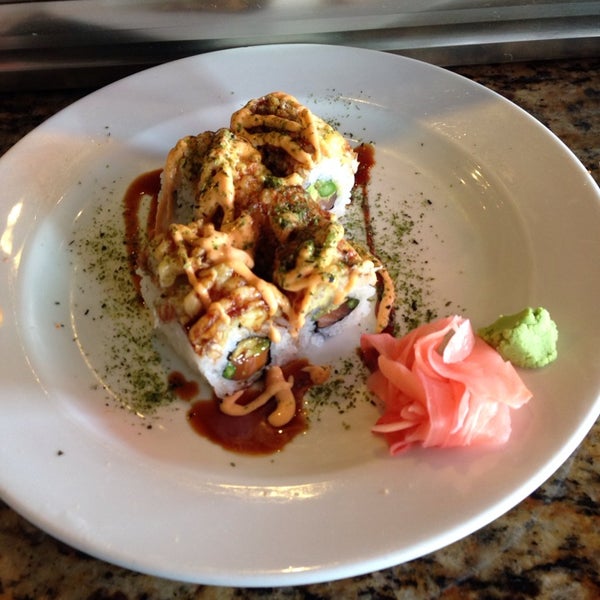 รูปภาพถ่ายที่ Tokyo Sushi Restaurant โดย Dia เมื่อ 3/27/2014