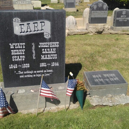 6/23/2016 tarihinde Daryl B.ziyaretÃ§i tarafÄ±ndan Wyatt Earp's Grave...