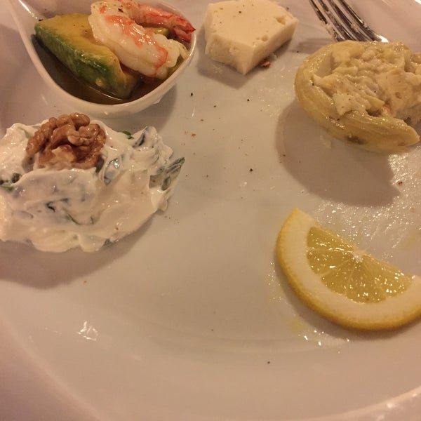 Das Foto wurde bei Kalkan Balık Restaurant von Samet E. am 3/14/2015 aufgenommen