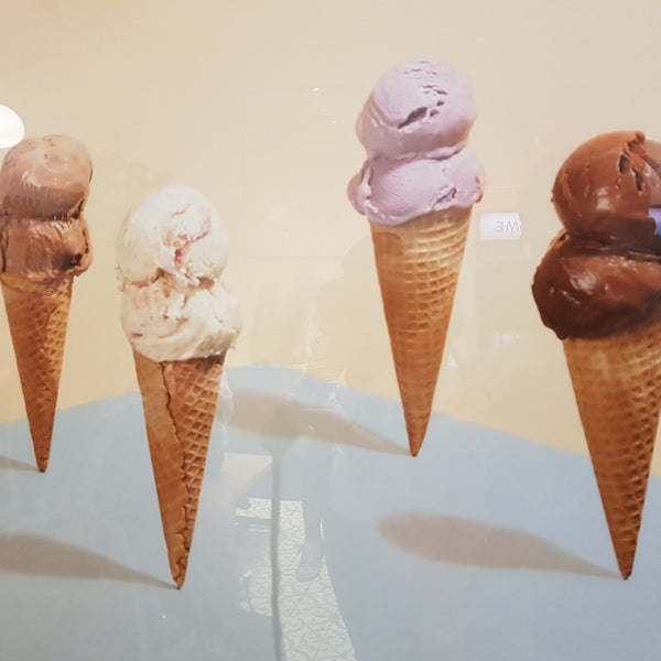 รูปภาพถ่ายที่ Jeni&#39;s Splendid Ice Creams โดย Michael H. เมื่อ 10/16/2018