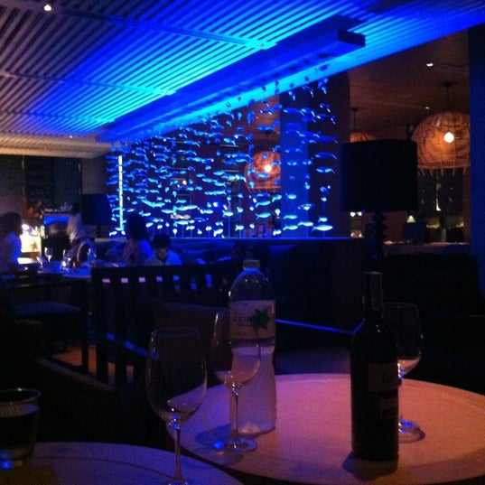 Foto tomada en Reef Deli &amp; Wine Lounge  por NokBusakorn T. el 10/20/2012