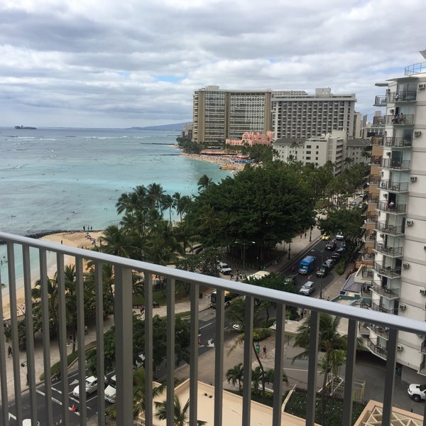 Foto tomada en Pacific Beach Hotel Waikiki  por Jenny B. el 1/21/2017