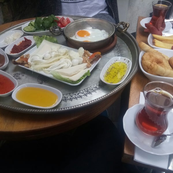 Foto diambil di Cafe Jêle oleh Çiğdem . pada 2/5/2019