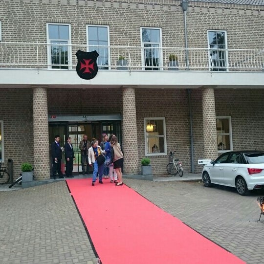 Photo taken at Leerhotel Het Klooster by Harald V. on 5/22/2015