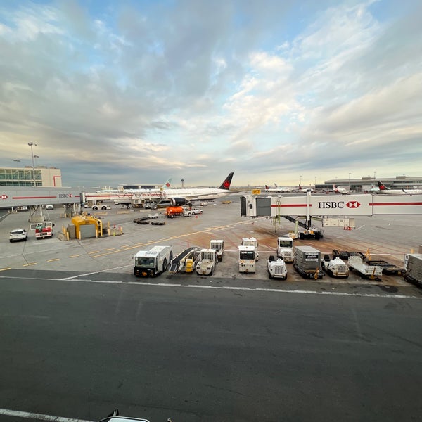 รูปภาพถ่ายที่ Terminal 1 โดย Lars-Erik F. เมื่อ 8/5/2022