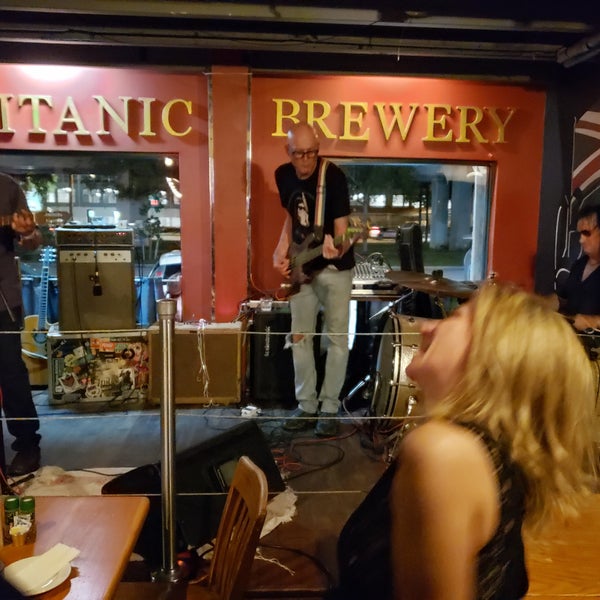 Foto diambil di Titanic Restaurant &amp; Brewery oleh Alin G. pada 9/29/2019