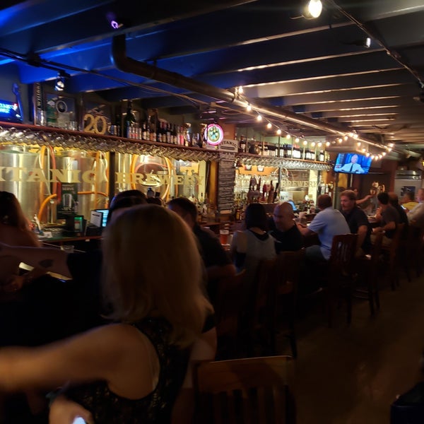 Foto diambil di Titanic Restaurant &amp; Brewery oleh Alin G. pada 9/29/2019