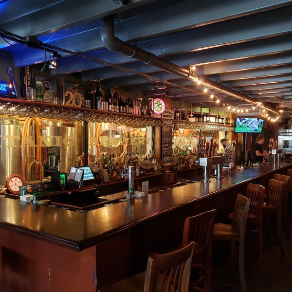 Foto diambil di Titanic Restaurant &amp; Brewery oleh Alin G. pada 9/22/2019