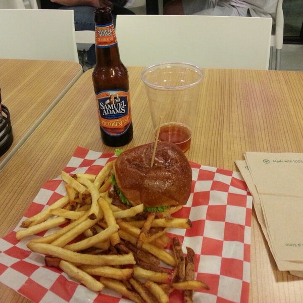 9/27/2013에 Alin G.님이 Knucklehead Burgers에서 찍은 사진