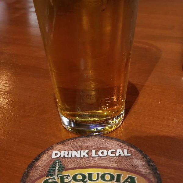 Снимок сделан в Sequoia Brewing Company - Visalia пользователем Jason 1/10/2019