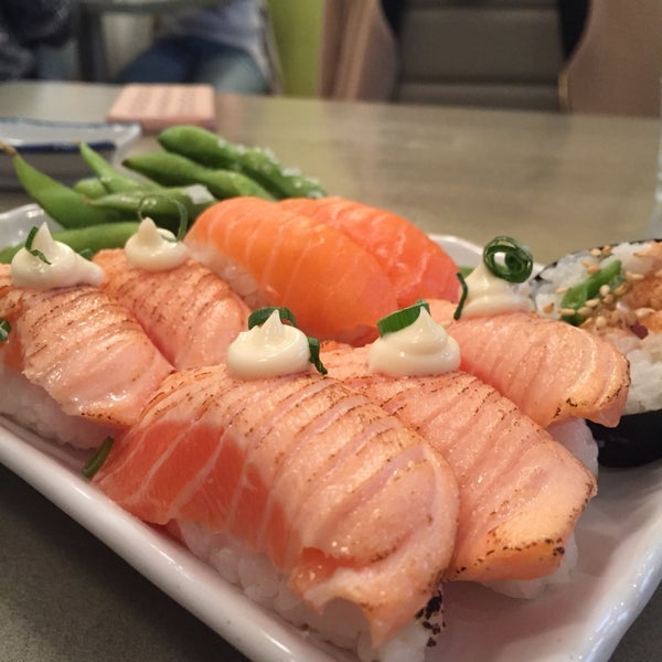 Foto scattata a Sushi&#39;n&#39;Roll da Mariama B. il 11/1/2016