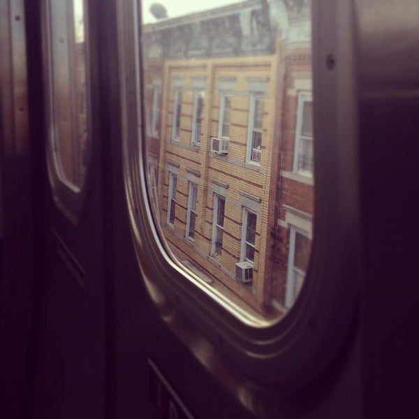 11/16/2012にDana 🦋がMTA Subway - M Trainで撮った写真