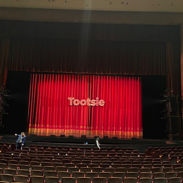 Das Foto wurde bei Temple Hoyne Buell Theater von iDakota am 4/1/2022 aufgenommen