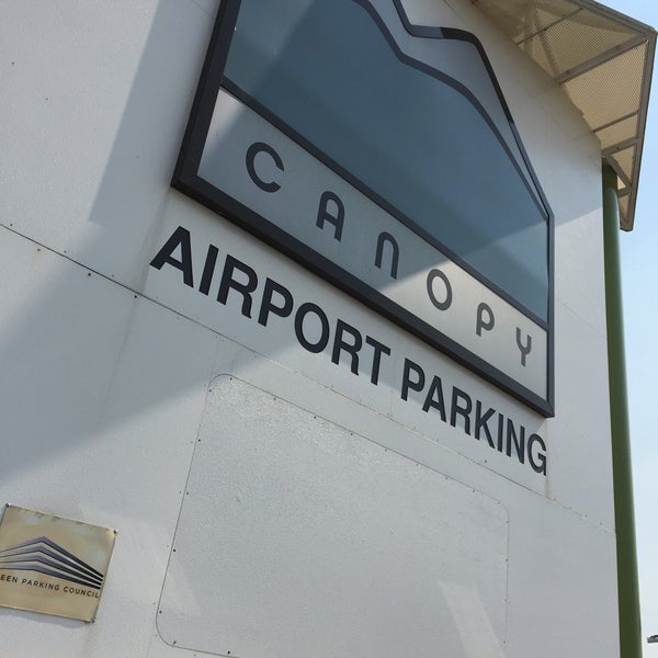 6/21/2016 tarihinde iDakotaziyaretçi tarafından Canopy Airport Parking'de çekilen fotoğraf