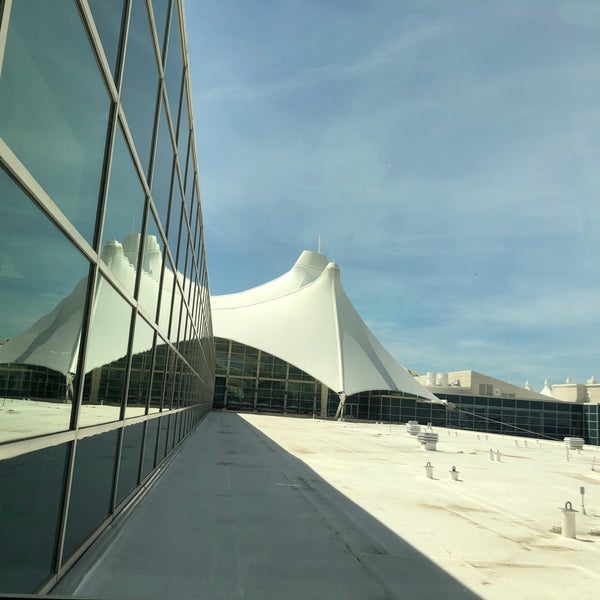 Passenger Pickup East General Travel in Denver International Airport
