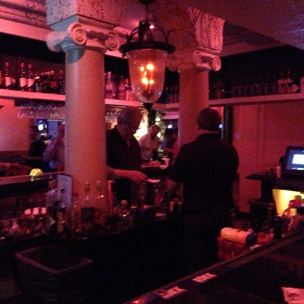 11/6/2013 tarihinde Ron H.ziyaretçi tarafından Tropics Piano Bar &amp; Restaurant'de çekilen fotoğraf