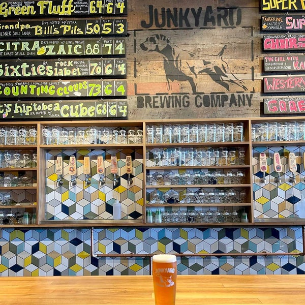 8/14/2021 tarihinde Jake R.ziyaretçi tarafından Junkyard Brewing Company'de çekilen fotoğraf