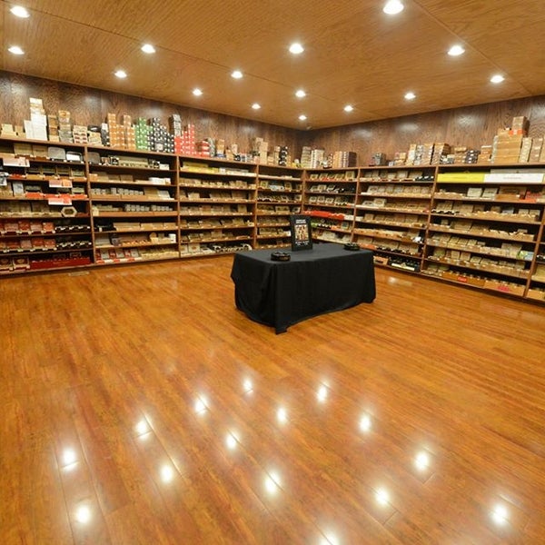 รูปภาพถ่ายที่ Humidour Cigar Shoppe โดย Humidour Cigar Shoppe เมื่อ 7/29/2013