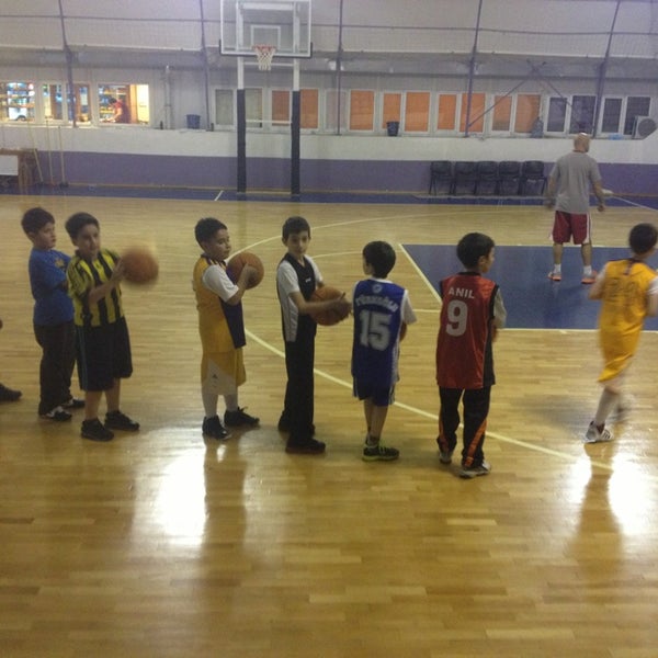 Foto scattata a Hidayet Türkoğlu Basketbol ve Spor Okulları Dikmen da Gök_suu🎈🎉📱 il 12/22/2012