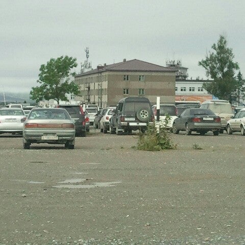 Аэропорт южно-сахалинска фото. Внуково аэропорт парковка многоуровневая. Руссия парковка внуково. Новый аэропорт южно сахалинска. Парковочное пространство.